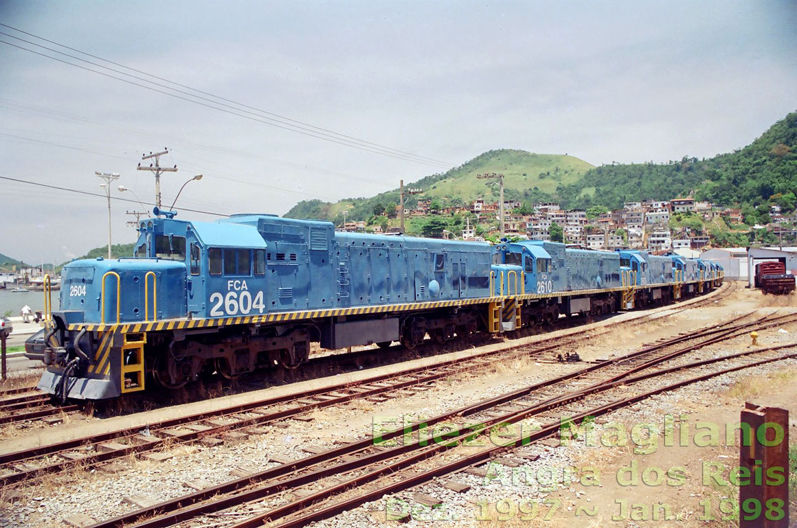 Locomotiva nº 2604 da FCA encabeçando uma fila de U20C “Namibianas” no pátio da estação ferroviária de Angra dos Reis (fotografia inteira e quase sem tratamento digital)