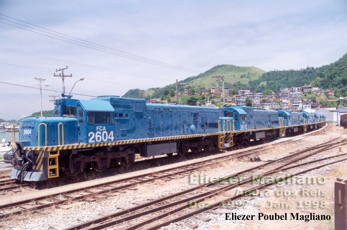 Locomotiva nº 2604 da FCA encabeçando uma fila de U20C “Namibianas” no pátio da estação ferroviária de Angra dos Reis (fotografia com corte e tratamento digital)
