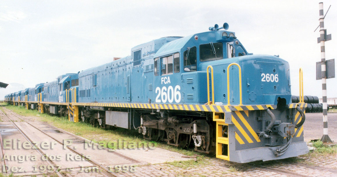 Frente e lateral direita da locomotiva U20C Namibiana nº 2606 da FCA