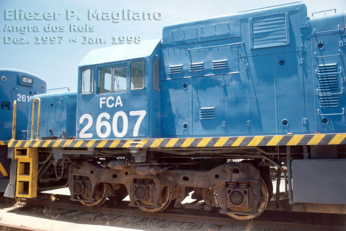 Detalhes do truque, lateral e cabine da locomotiva U20C Namibiana nº 2607 da FCA