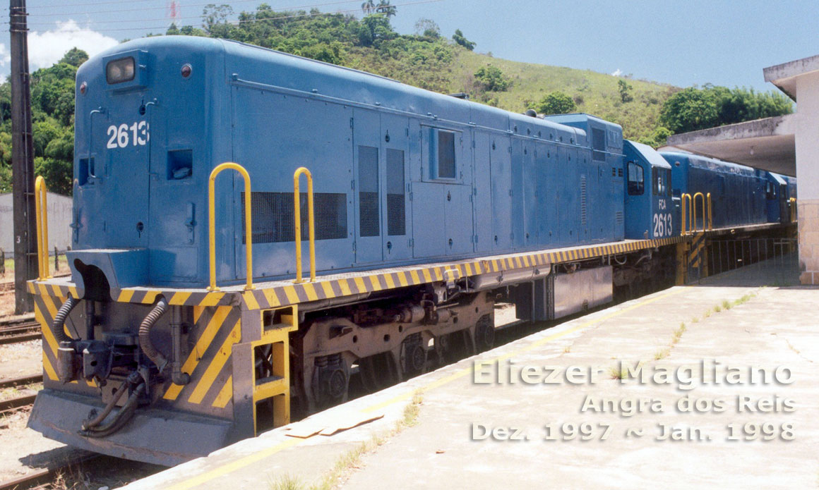 Lateral direita do corpo da locomotiva U20C Namibiana nº 2613 da FCA (foto com corte e tratamento digital)