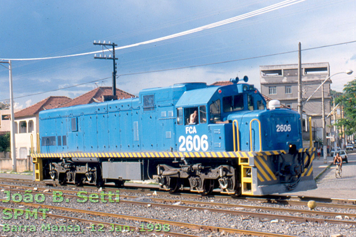 Vista lateral e da cabine da locomotiva U20C "Namibiana" nº 2606 ainda com a primeira numeração, em Barra Mansa