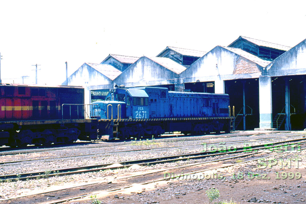 Locomotiva U20C "Namibiana" nº 2671 em Divinópolis (MG) em Dezembro de 1998