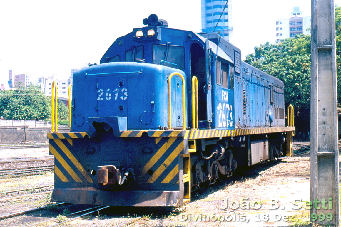 Vista frontal da locomotiva U20C "Namibiana" nº 2673 em Divinópolis