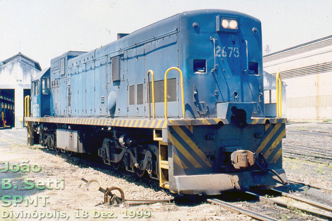 Vista posterior da locomotiva U20C "Namibiana" nº 2673 em Divinópolis