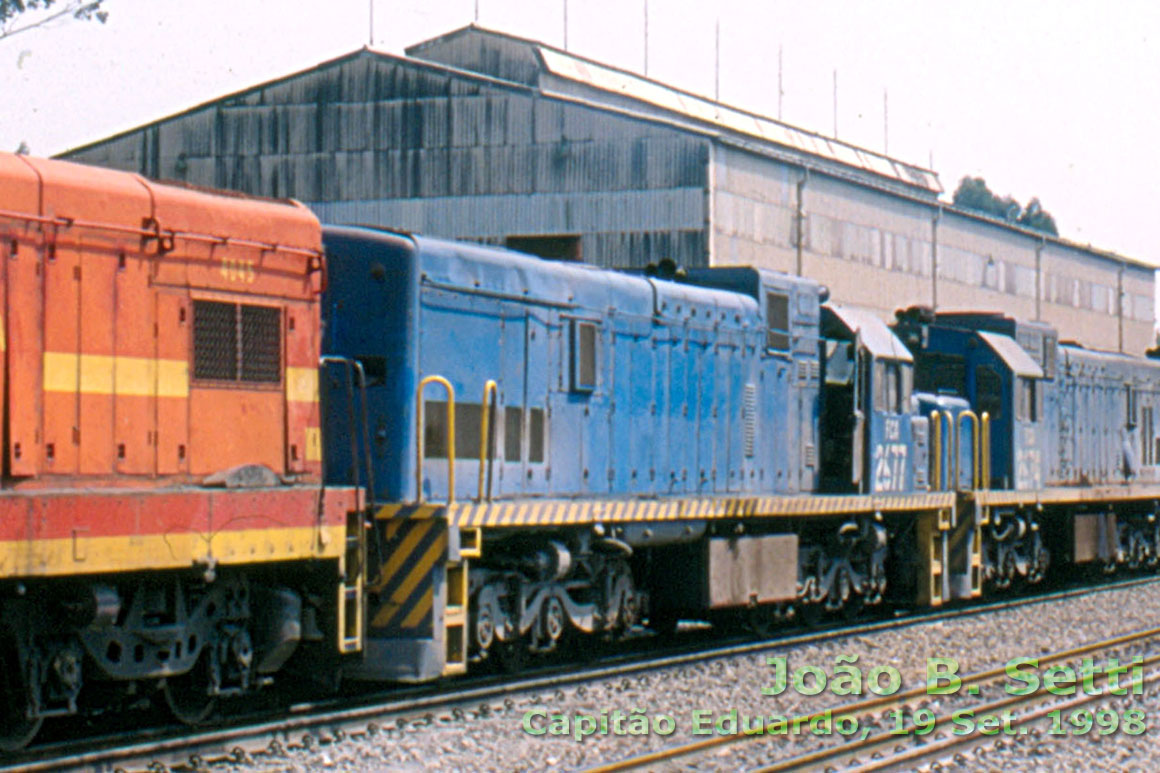 Locomotiva U20C "Namibiana" nº 2677 em Capitão Eduardo (MG) em Set. 1998