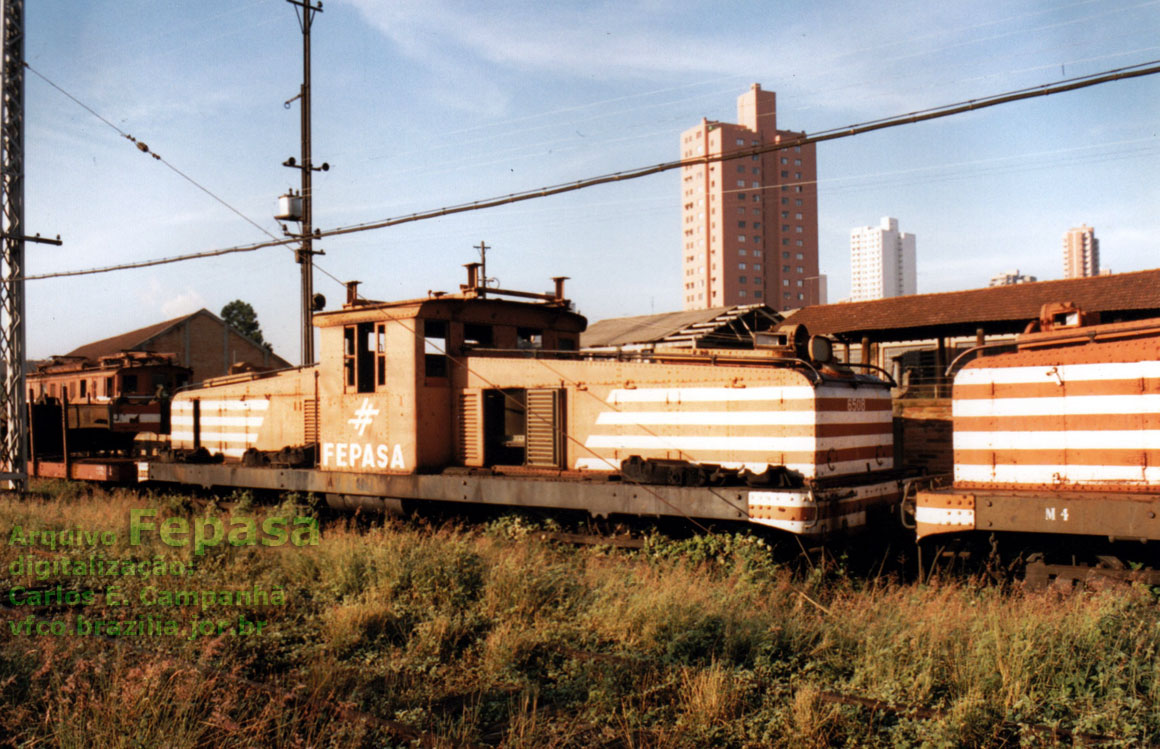 Locomotiva elétrica nº 6508 da Fepasa com os componentes retirados para reparação geral nas oficinas da ferrovia