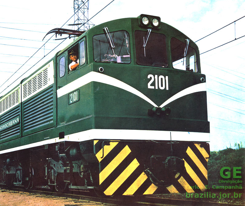 Vista frontal da locomotiva Mini-Saia nº 2101 nas cores da antiga Estrada de Ferro Sorocabana