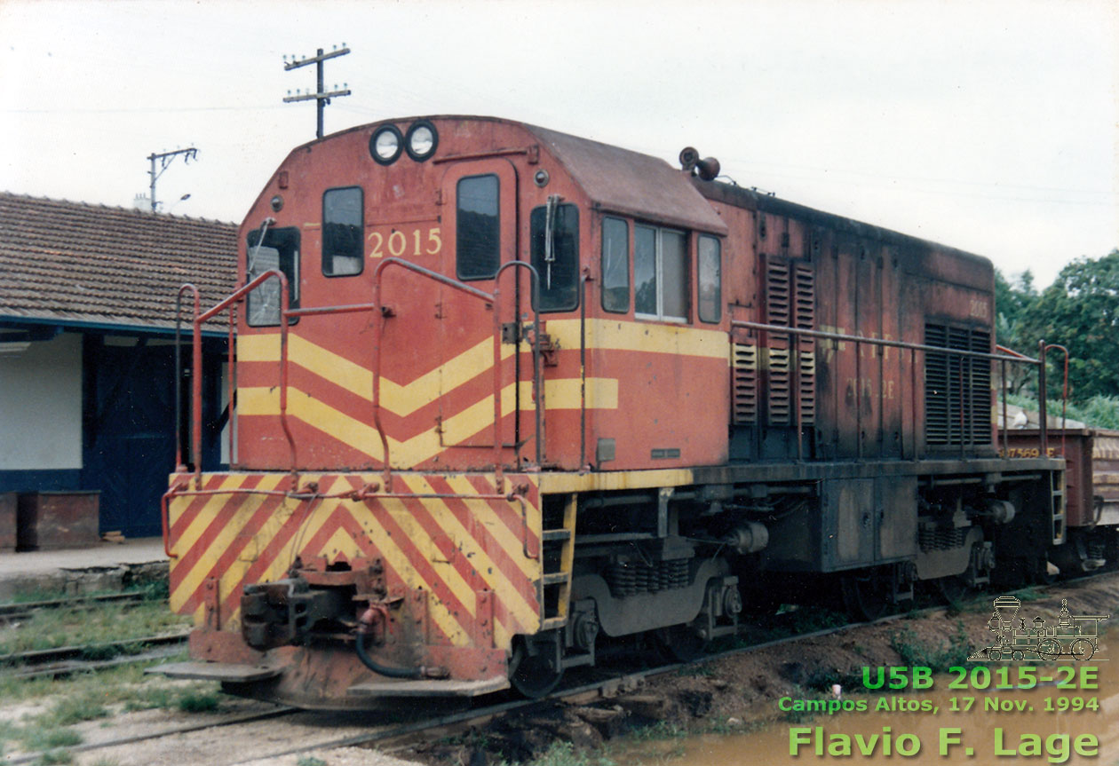 Locomotiva GE U5B nº 2015-2E da SR2 RFFSA em Campos Altos (MG), 17 Nov. 1994