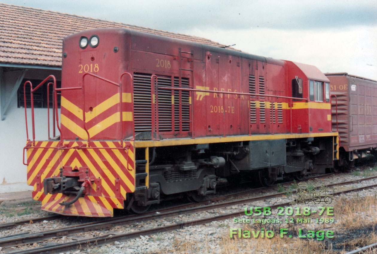 Locomotiva GE U5B nº 2018-7E da SR2 RFFSA em Sete Lagoas (MG), 22 Mai. 1989
