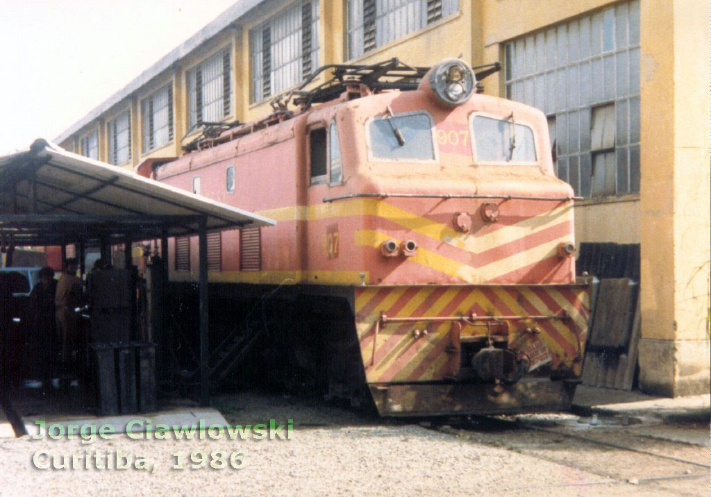 A locomotiva Metropolitan Vickers 907 nas oficinas da ferrovia em Curitiba, 1986