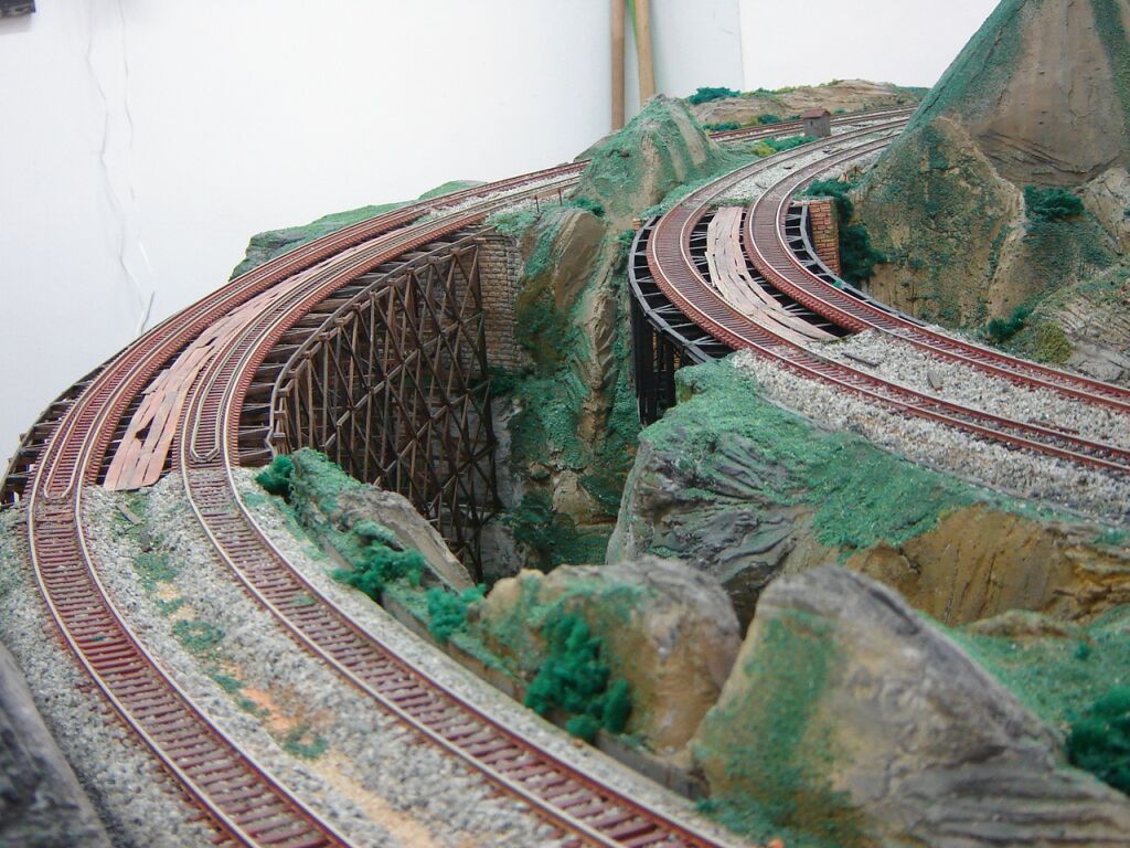 Pontes na maquete da Sociedade Mineira de Modelismo Ferroviário, fotografadas por Alexandre Almeida em junho de 2006