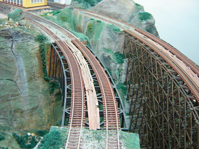 Pontes fotografadas na maquete da Sociedade Mineira de Modelismo Ferroviário, por Alexandre Almeida em junho de 2006