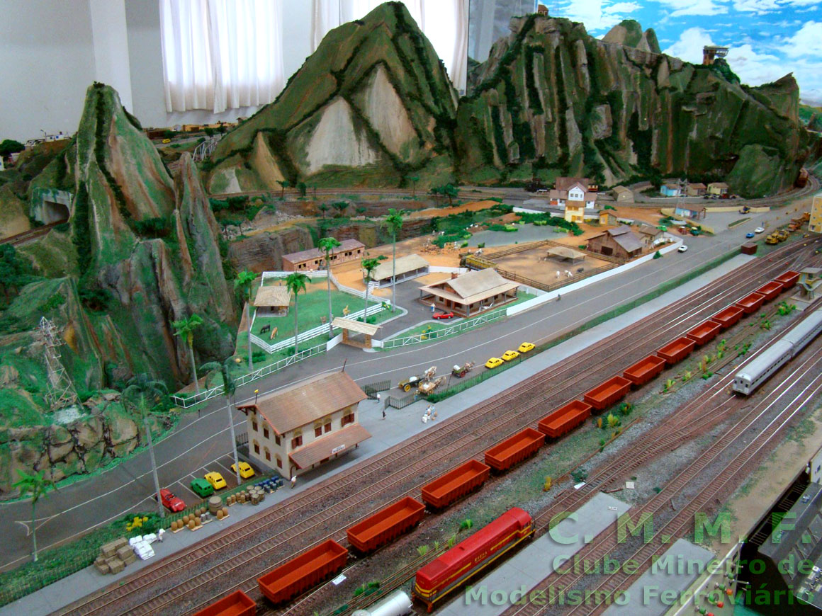 Detalha dos trilhos e vagões no pátio da estação ferroviária, na maquete do Clube Mineiro de Modelismo Ferroviário