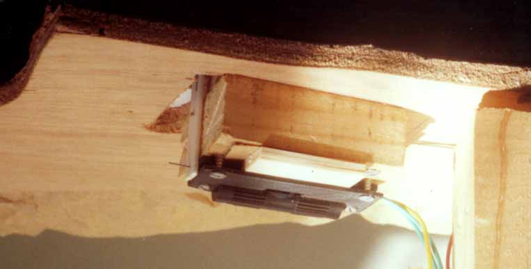 Fixação da bobina dos desvios embaixo da base dos trilhos da maquete