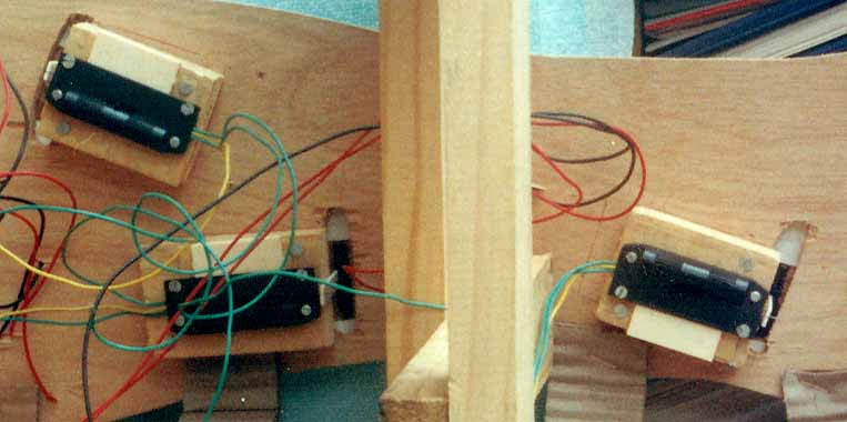 Instalação das bobinas dos desvios embaixo da base dos trilhos da maquete