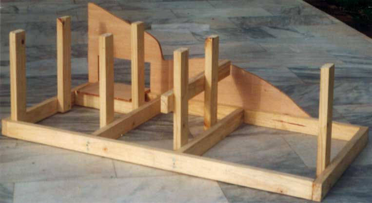 Estrutura de madeira que irá suportar os trilhos da maquete-diorama de ferreomodelismo