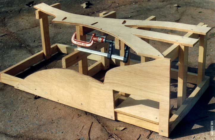Montagem da base dos trilhos sobre a estrutura de madeira da maquete de ferreomodelismo