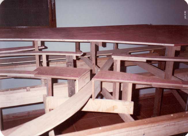 Detalhe da estrutura da maquete com as bases dos trilhos