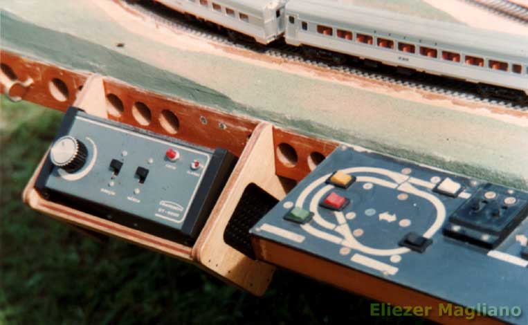 Painel de controle e suporte para o controlador Frateshi, que podem ser fixados à borda da maquete somente na hora de rodar os trens em miniatura