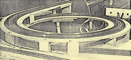 Espiral de trilhos com espaçamento por blocos de madeira em maquete escala N