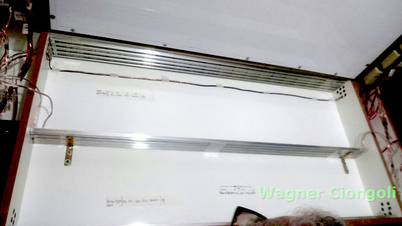 Foto 10 - Disposição das fitas de LED nos compartimentos do interior do backlight