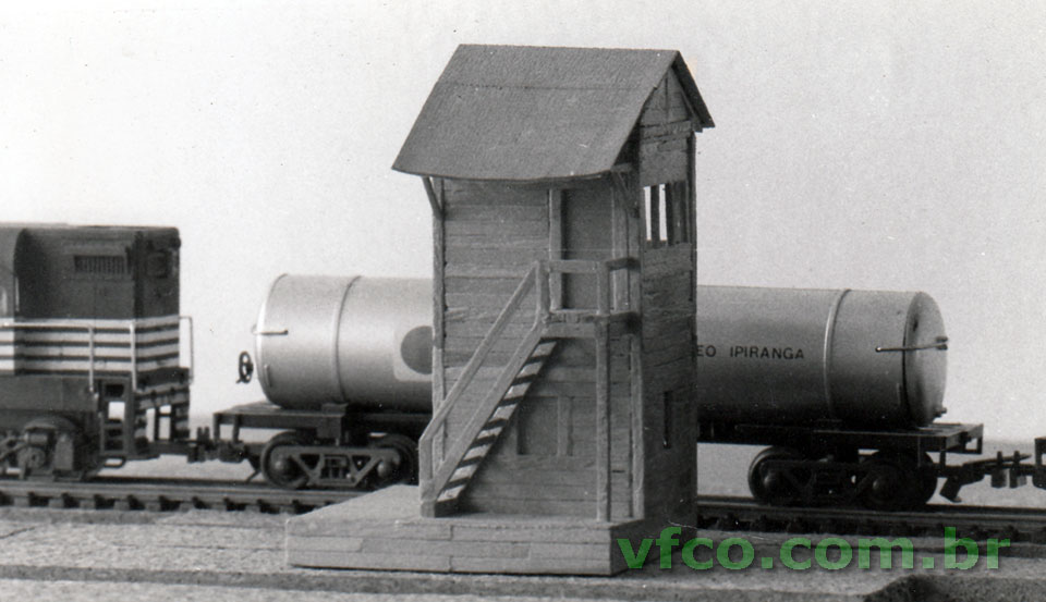 Lateral da cabine de sinalização, em relação à alturados degraus de uma locomotiva G12