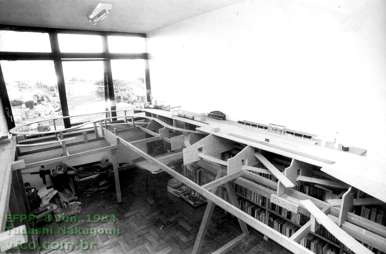 Estrutura da maquete ferroviária EF Pireneus-Paranã, tirada em 8 Jun. 1984, ainda sem os trilhos.