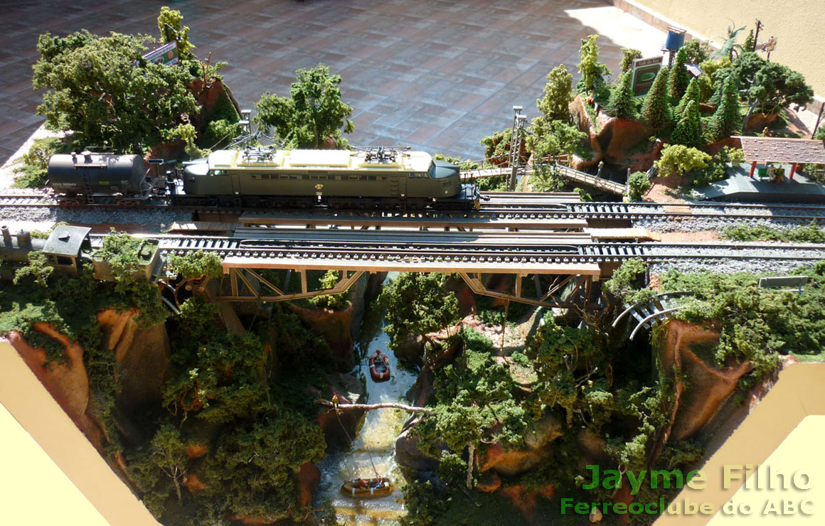 Locomotiva sobre a ponte ferroviária do Vale do Eco - módulo da maquete do Ferreo Clube do ABC