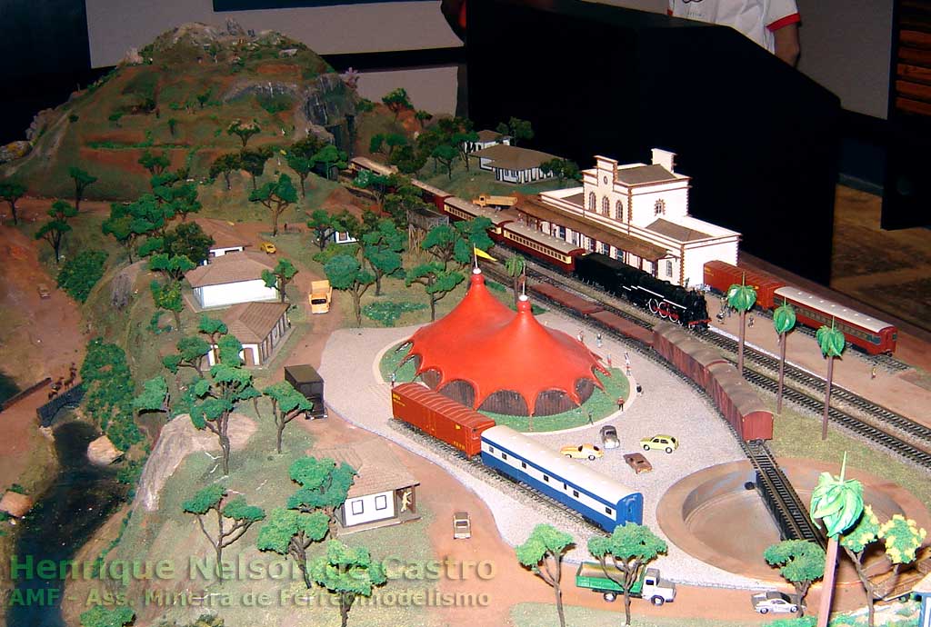 A estação ferroviária de Ouro Preto e o girador de locomotivas na maquete do Trem da Vale — com a caixa d'água junto aos trilhos da área de manobra
