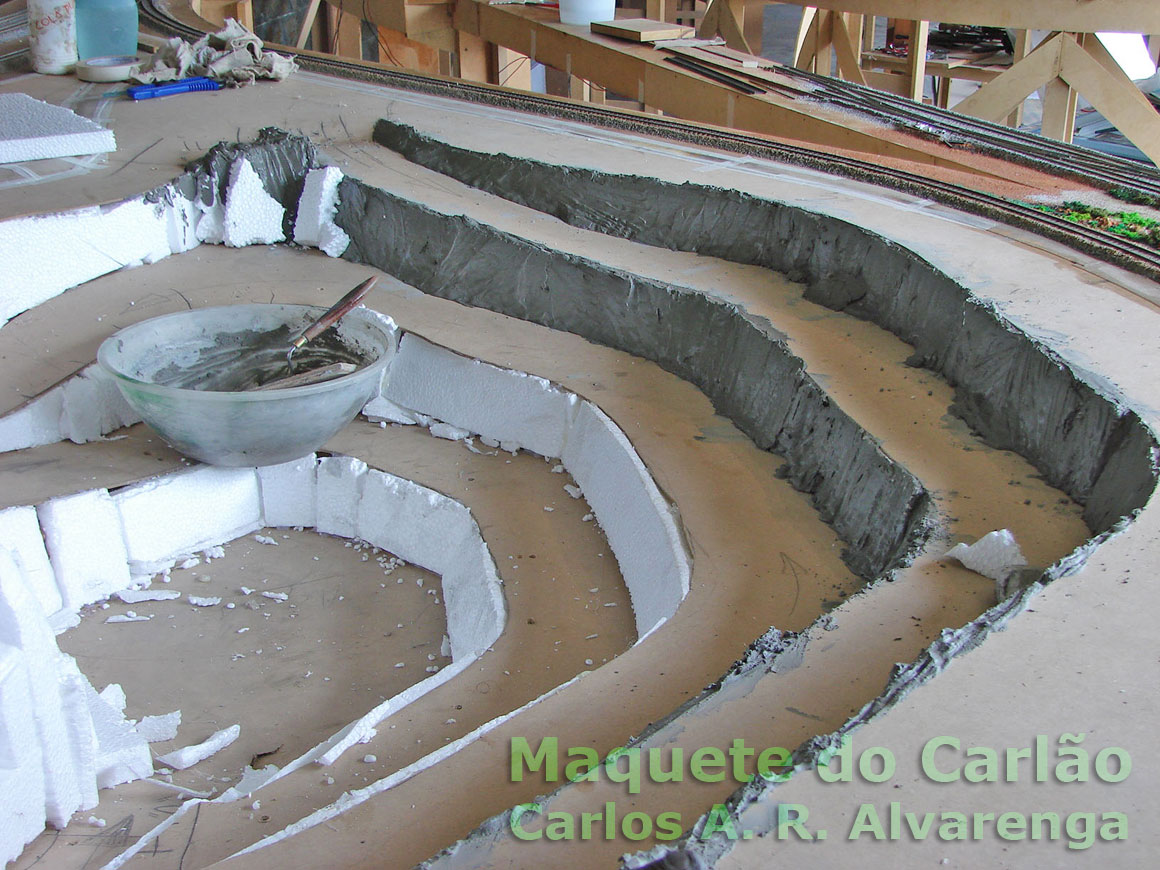 Detalhe do preenchimento dos espaços entre as tábuas da maquete com isopor e posterior cobertura com gesso ou cimento esculpido para imitar a rocha da mina