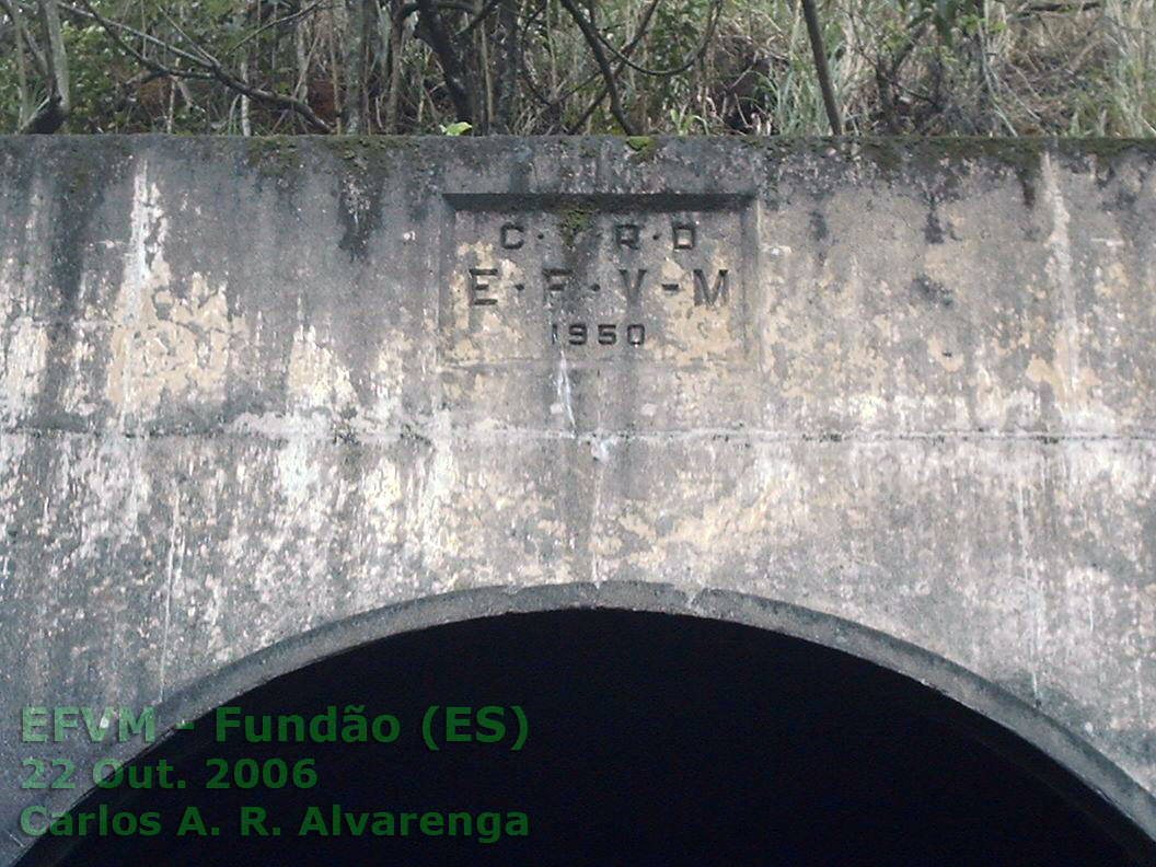 Figura 2 - Inscrições da Estrada de Ferro Vitória a Minas no portal do túnel em Fundão (ES)