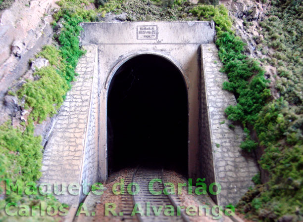 Figura 9 - Portal de túnel instalado na maquete, já com acabamento e o os trilhos