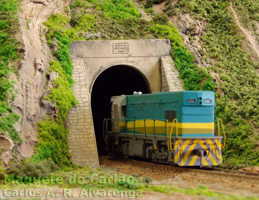 Efeito visual do túnel terminado, com a locomotiva surgindo sobre os trilhos