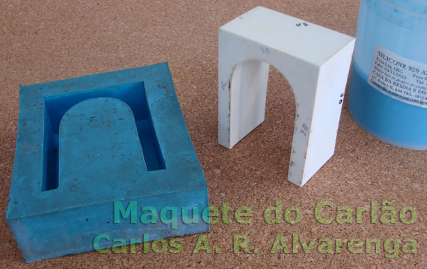 Vista anterior da montagem, ao lado do molde de borracha de silicone que irá permitir réplicas em série