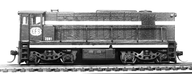 Ferreomodelo de locomotiva GL8 feito em madeira balsa
