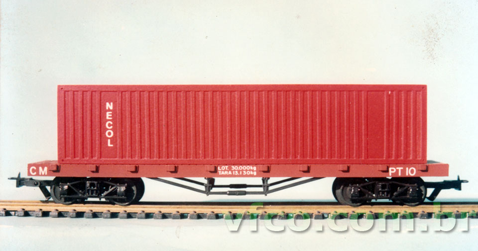 Ferreomodelo de container feito pelo autor, fotografado sobre um vagão prancha Frateschi
