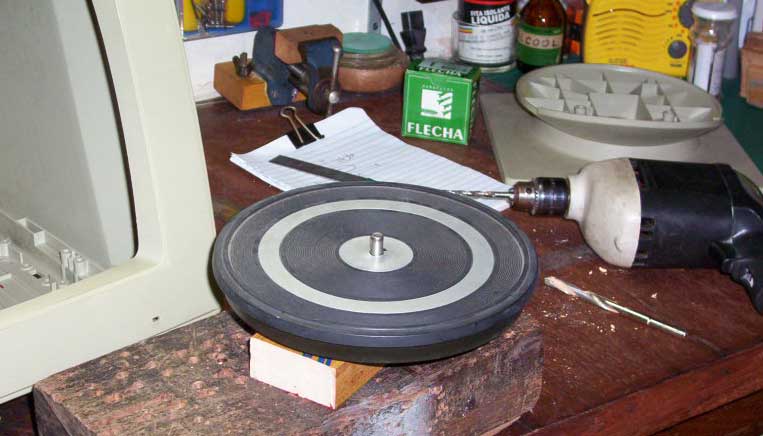 Prato de toca-discos para girar o ferreomodelo durante a pintura