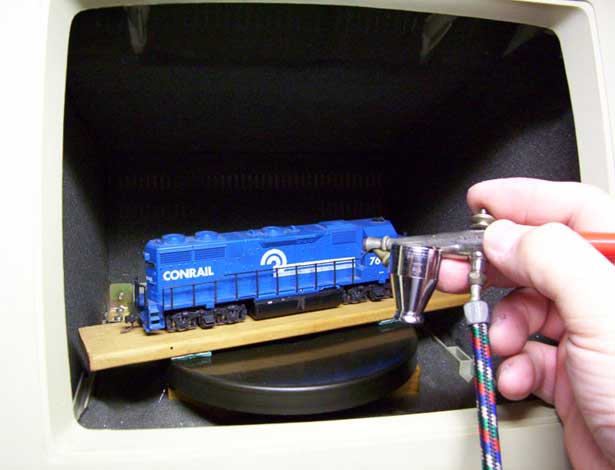 Pintura de uma locomotiva na cabine
