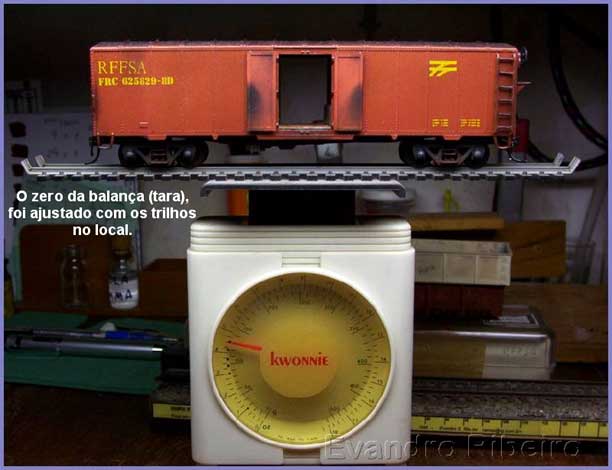 Ferreomodelo de vagão ferroviário (miniatura) sobre a balança adaptada