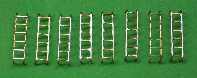 Várias tentativas de fazer uma escada em miniatura para o ferreomodelo de vagão