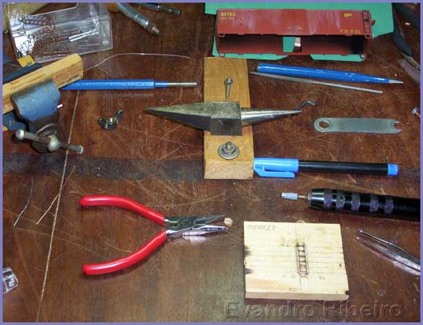 Bancada de trabalho do ferreomodelista, com algumas das ferramentas utilizadas na modificação do vagão