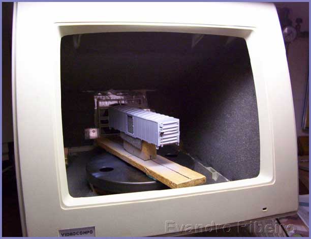 Cabine para pintura de ferreomodelos com aerógrafo, feito a partir do gabinete de um velho monitor de computador