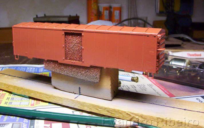 Ferreomodelo instalado sobre um suporte para receber a pintura vermelho óxido, aplicada com aerógrafo