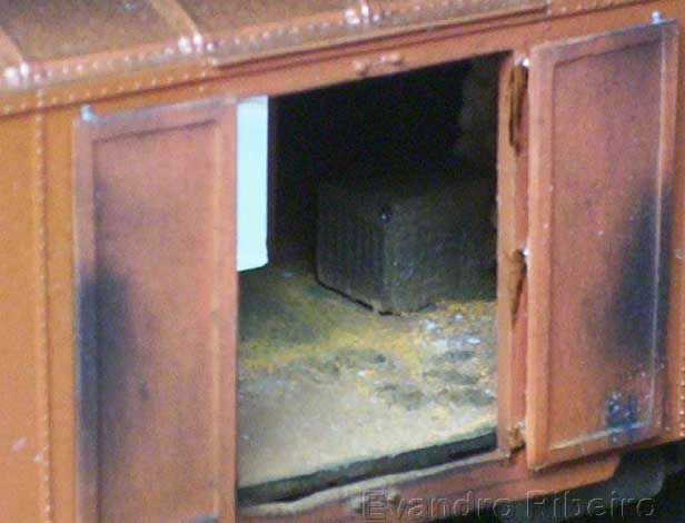 O interior do ferreomodelo de vagão, visto através das portas abertas