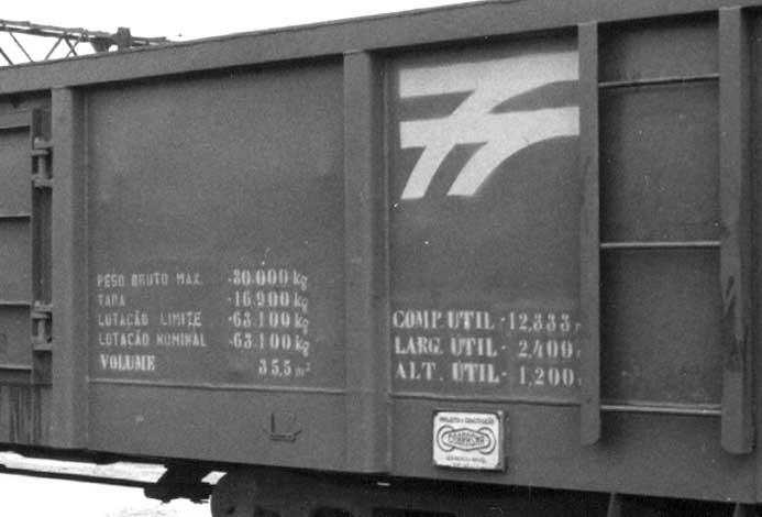 Inscrições e logotipo da RFFSA - Rede Ferroviária Federal nas laterais do vagão GPD