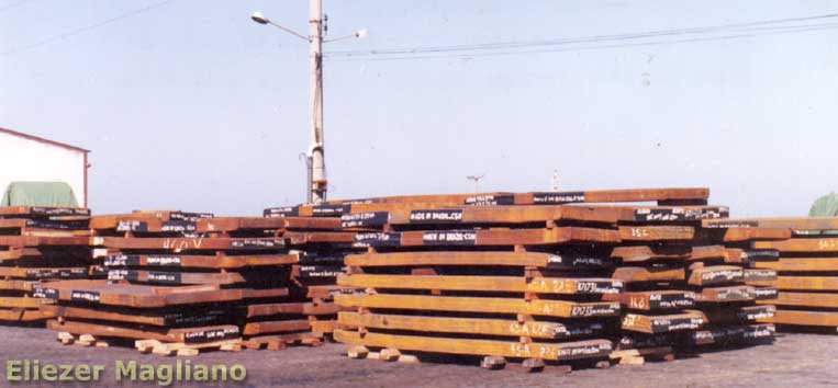 Placas de aço bruto fotografadas por Eliezer Magliano no porto de Angra dos Reis