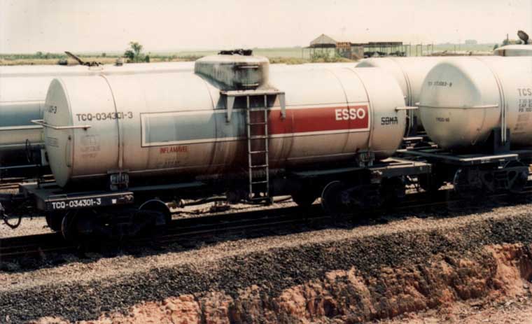 O vagão da Esso nos trilhos da Fepasa - Ferrovias Paulistas
