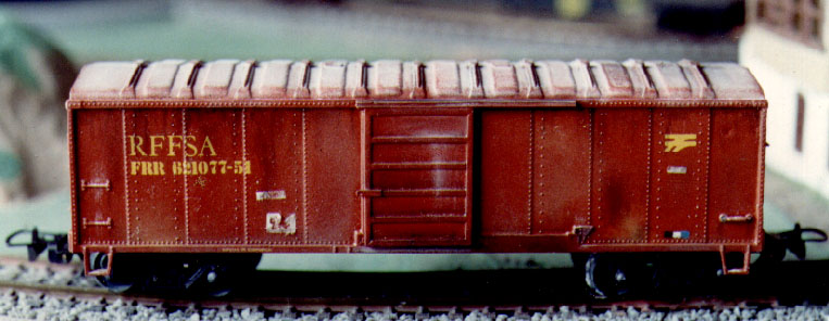 Ferreomodelo do vagão da RFFSA - Rede Ferroviária Federal nos trilhos da maquete