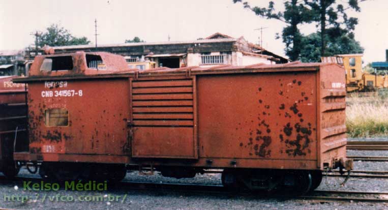 Vagão caboose CNB 341.567-8 fotografado por Kelso Médici ainda com a antiga pintura em 1985 ou 1986, em Uberaba, MG